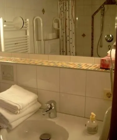 & Restaurant Zum Schwanen Hotel *